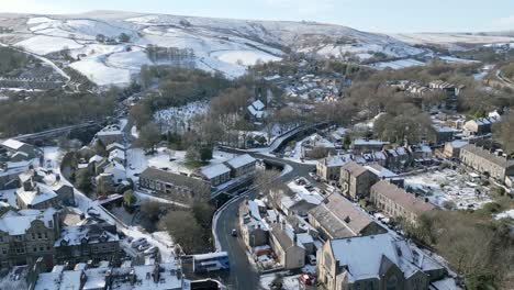 Paisaje-Urbano-Cinematográfico-De-Invierno-Con-Techos-Cubiertos-De-Nieve-Panorama-4k-Marsden-Village-West-Yorkshire,-Endland