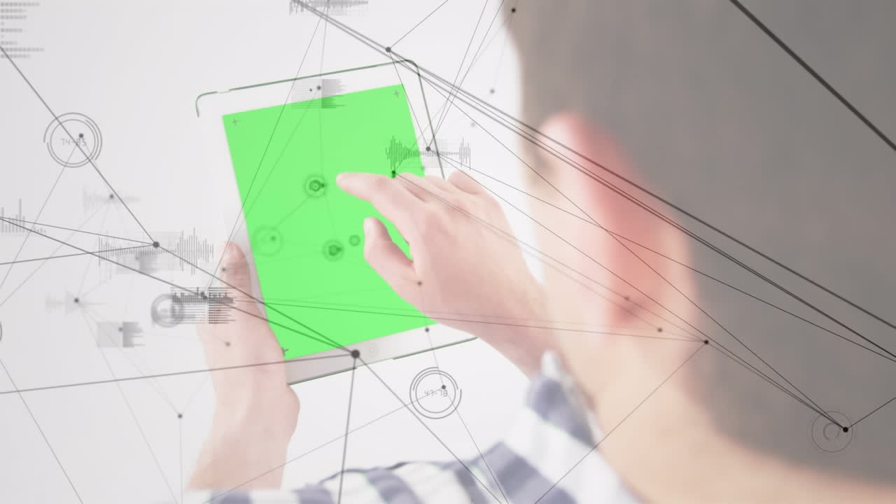 태블릿을 사용하는 사업가에 대한 연결 네트워크의 애니메이션