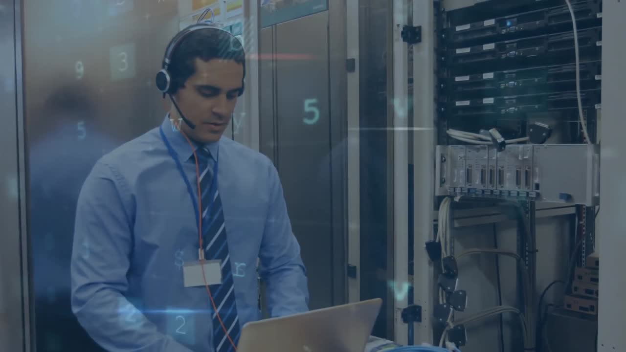 hombre trabajando en un servidor de computadora mientras los mensajes de advertencia aparecen en primer plano