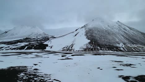 Nevadas-En-El-Paisaje-Volcánico,-Antena-Cinematográfica-En-Un-Día-Nublado