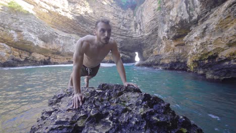 haciendo flexiones en los acantilados del mar.