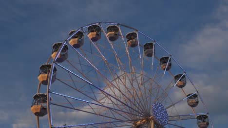 la rueda gigante en acción contra un cielo azul.