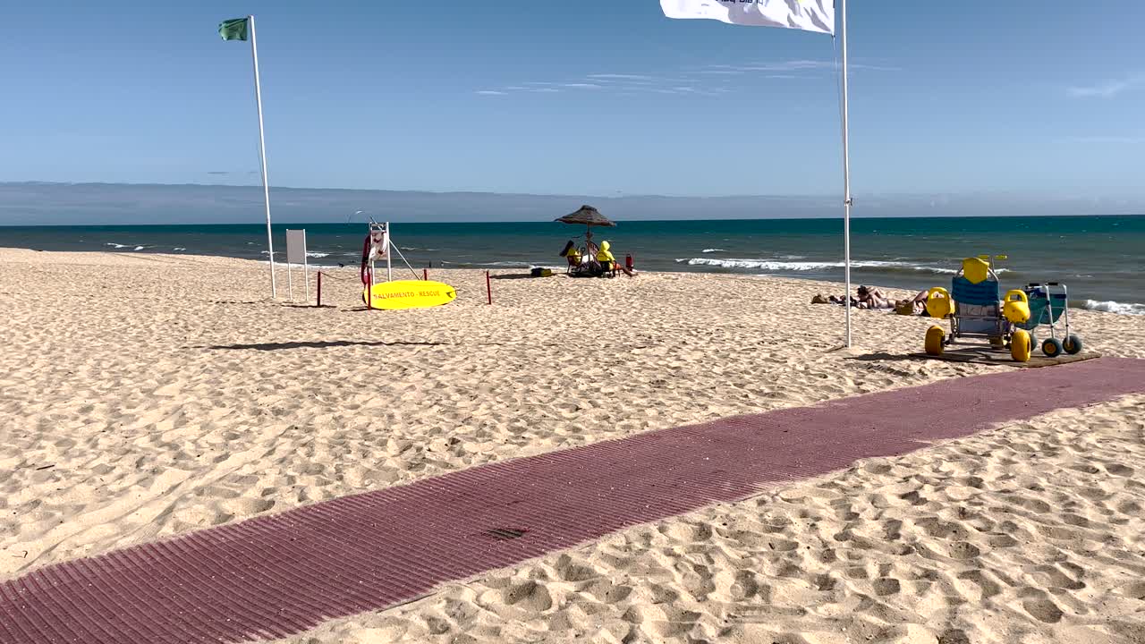 salvavidas supervisan la playa en un día tranquilo y ventoso en el sur de portugal