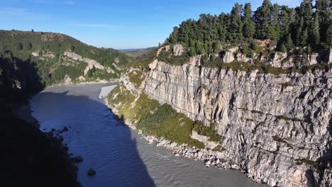 Wunderschöne-Aussicht-Auf-Die-Rakaia-Schlucht-Und-Die-Felsige-Schlucht