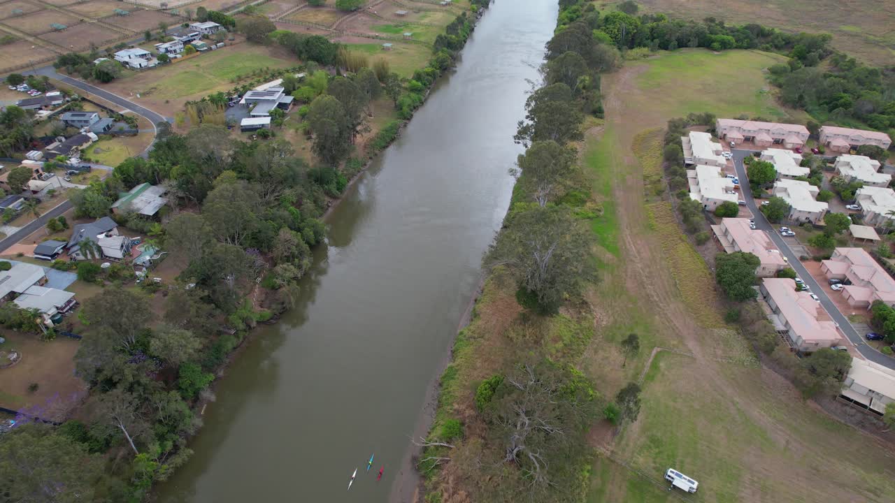 logan river y establecimientos comerciales junto a la orilla del río en waterford, queensland, australia