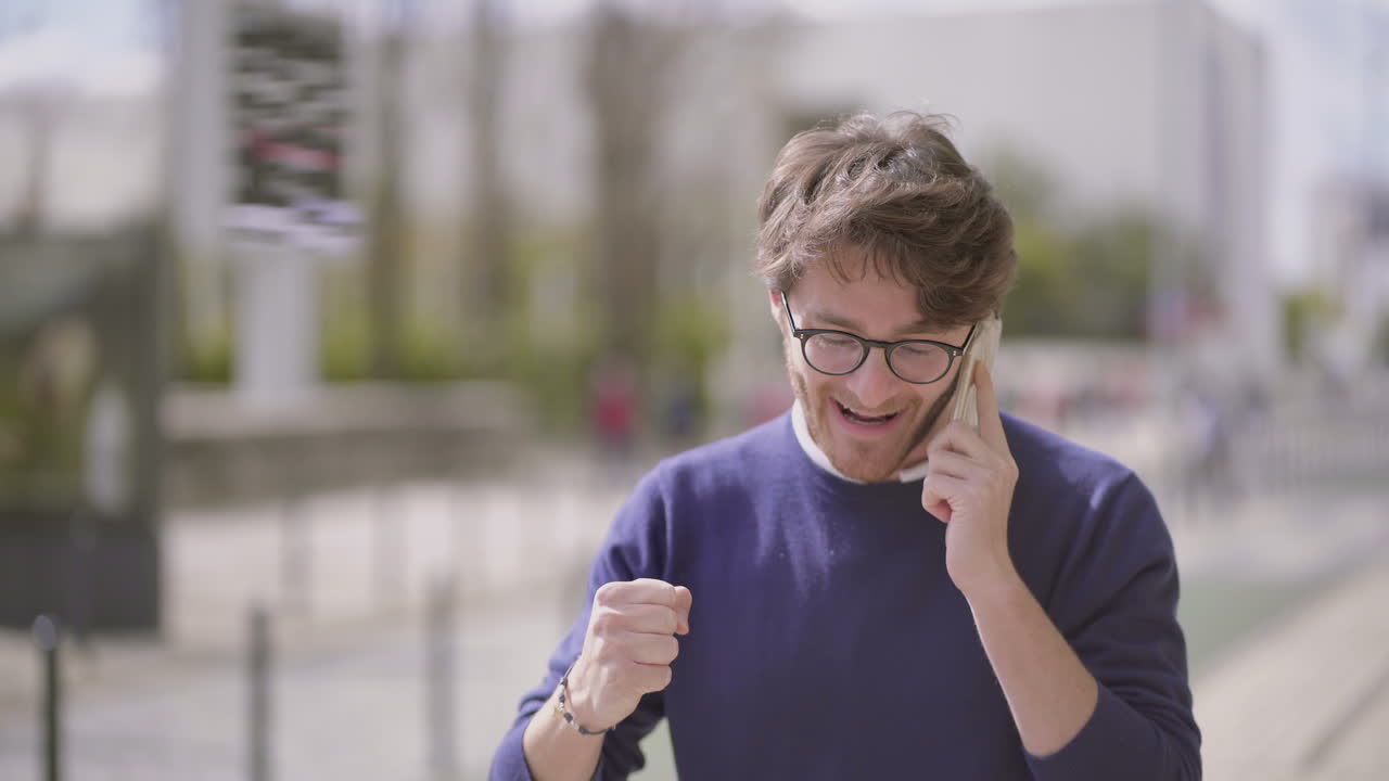 ⁇ 드폰으로 얘기하는 행복한 잘생긴 남자