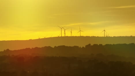 Turbinas-Eólicas-En-Colinas-En-La-Distancia-Montpellier-Puesta-De-Sol-Hora-Dorada