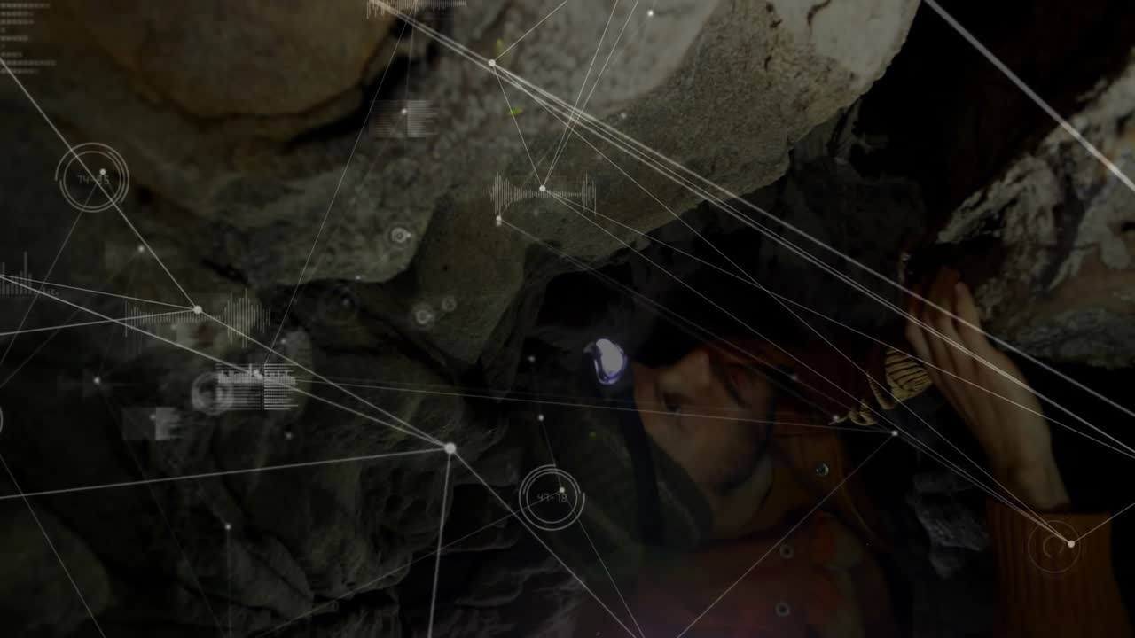 Fascio di luce del casco che scansiona e avvia la mappatura tecnologica mentre un uomo fissa un ancoraggio e sale con la corda.