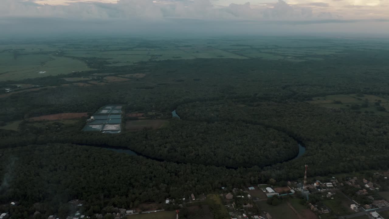 vista panorámica de la ciudad, el bosque, el río, la reserva natural y la playa de el paredón al amanecer en el paredón, guatemala