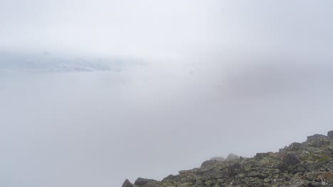 lapso de tiempo, inversiones de nubes a gran altitud sobre valles y picos de montañas
