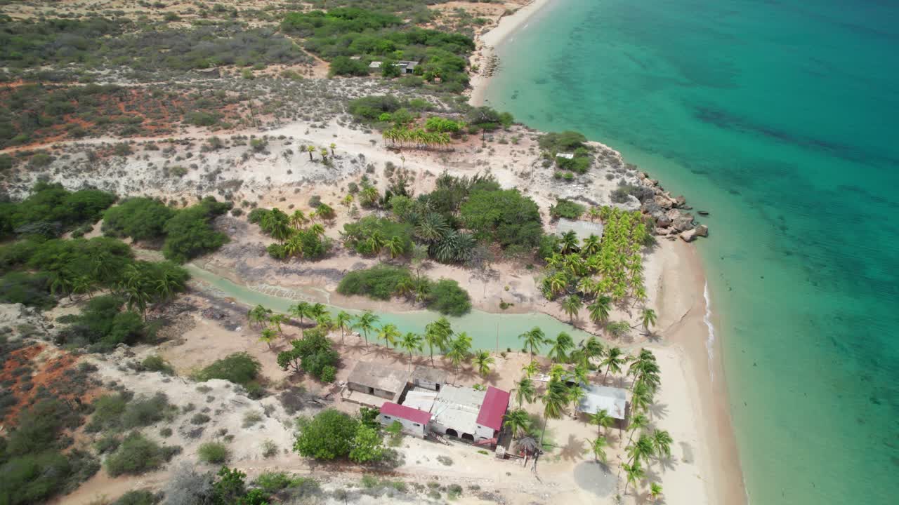 La Paria plajının havadan görünümü. Sakin, tropikal, el değmemiş manzara
