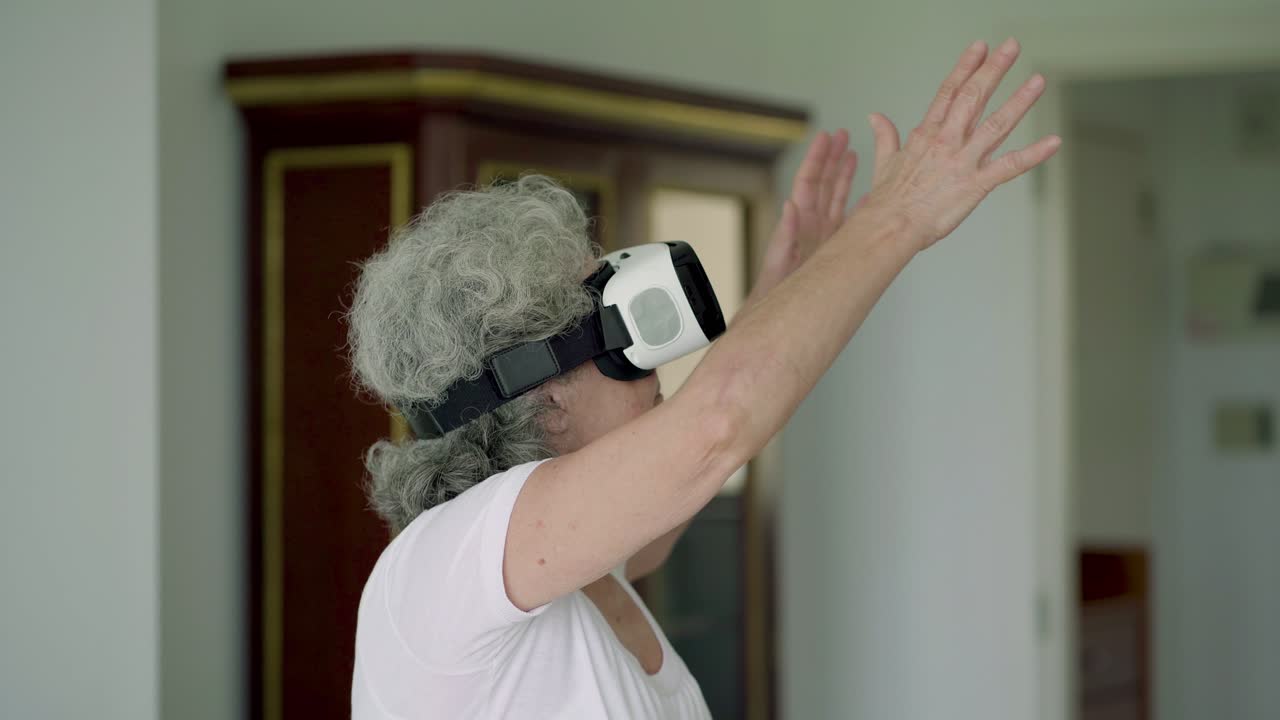 una anciana emocionada con auriculares de realidad virtual.