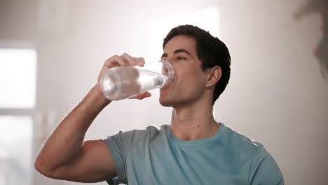 hombre bebiendo agua después del entrenamiento