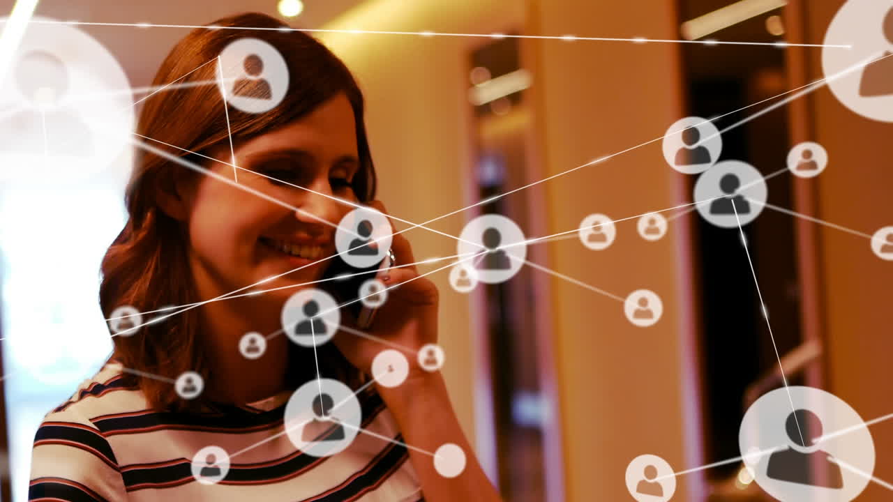 animación de una red de conexiones con iconos sobre una mujer de negocios caucásica en un teléfono inteligente