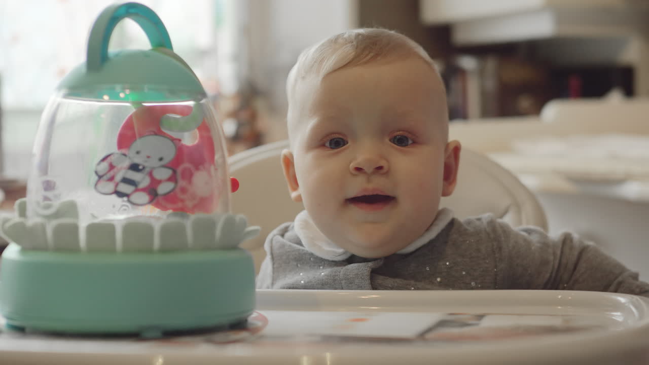 un bebé adorable sentado en una silla alta