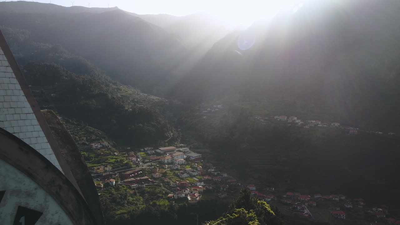 fotografía de un avión no tripulado de la capilla de fátima en una colina en la ciudad de sao vicente, madeira, portugal
