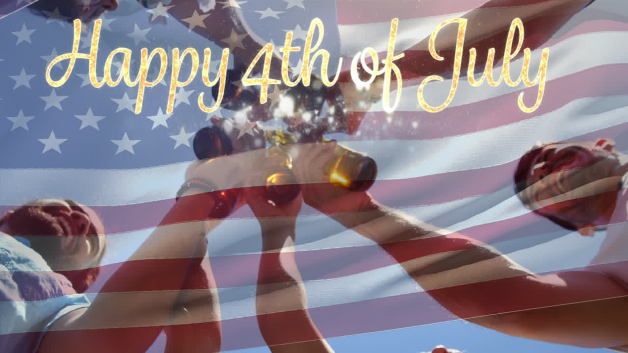 amigos haciendo sonar botellas y la bandera estadounidense con un feliz 4 de julio texto