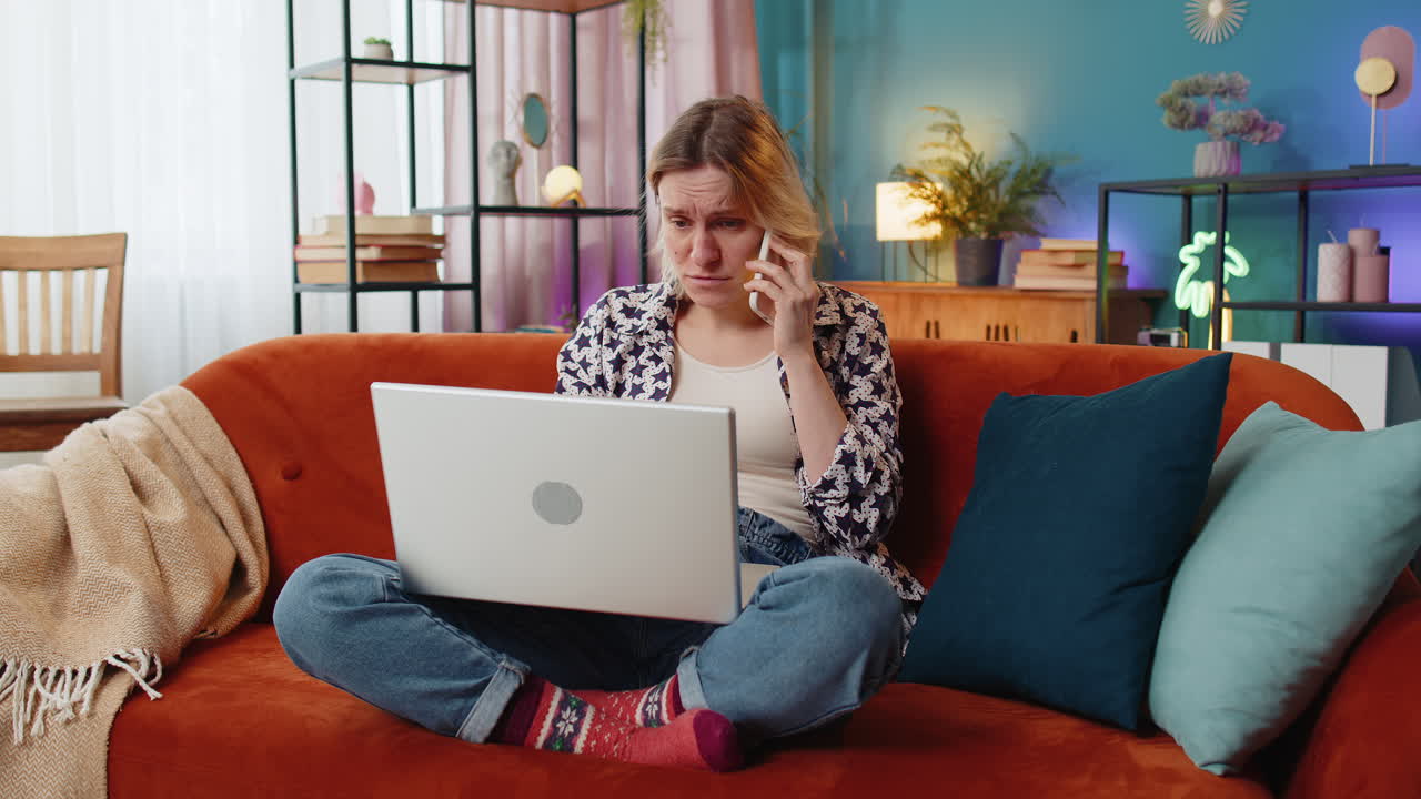 mujer joven furiosa molesta independiente participar en conversaciones telefónicas acaloradas pelea frustración