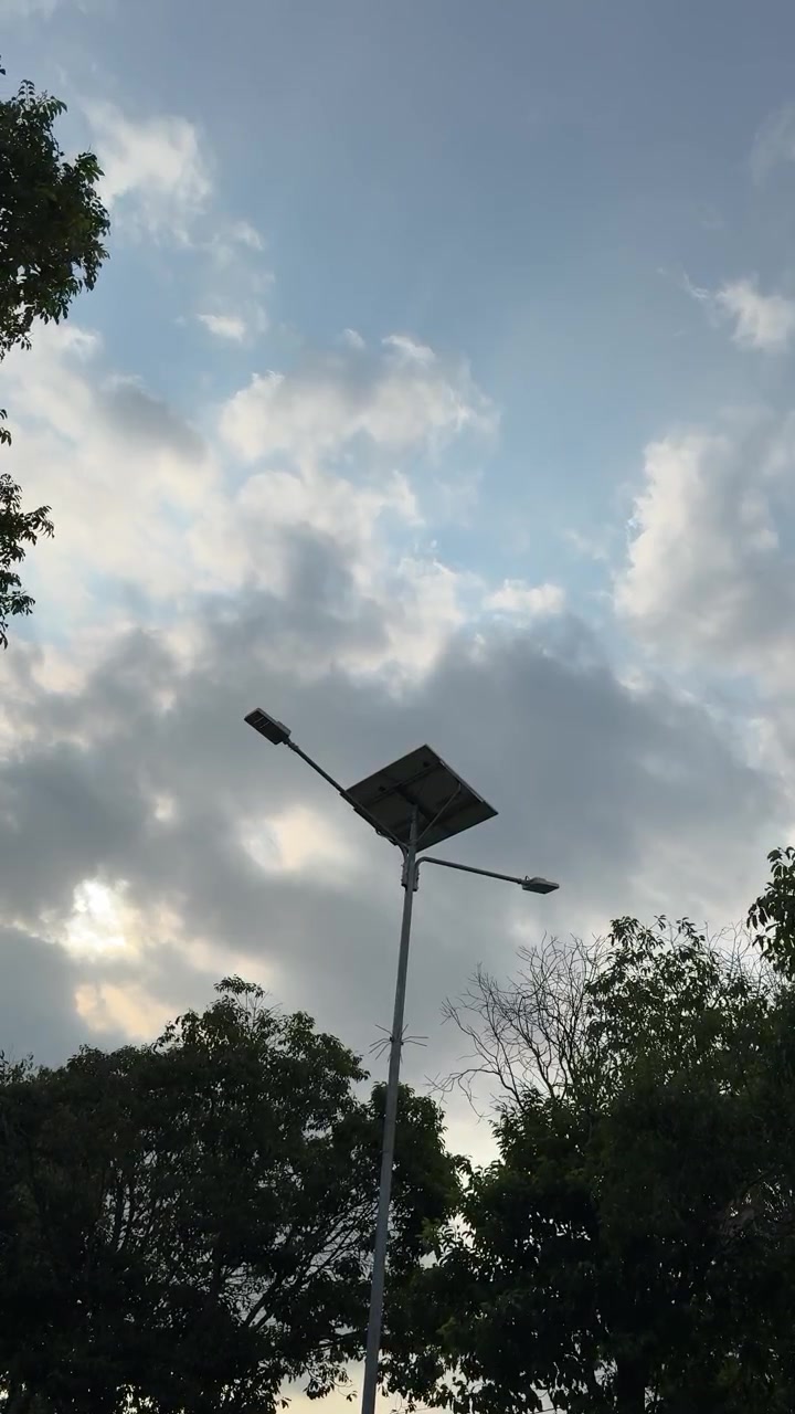 Lampu Jalan Tenaga Surya dengan Latar Langit Berawan