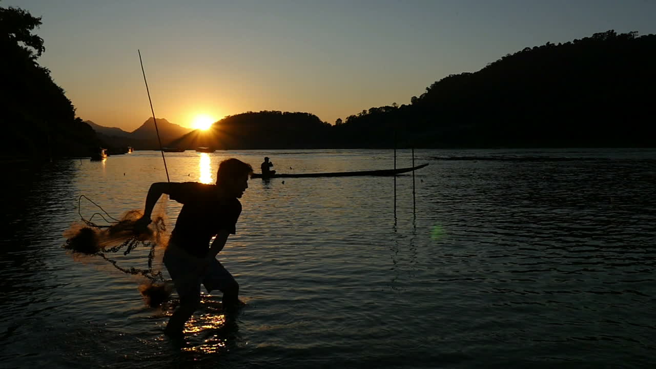 Memancing di Sungai saat Senja