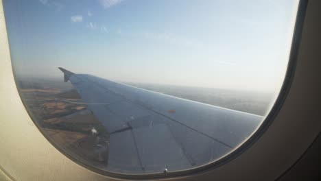 vista desde la ventana de un avión mientras vuela