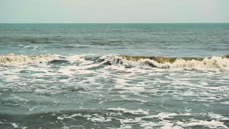 Olas-De-Agua-Sucia-Y-Contaminada-Del-Océano-Índico,-Bahía-De-Bengala-En-La-Temporada-De-Monzones