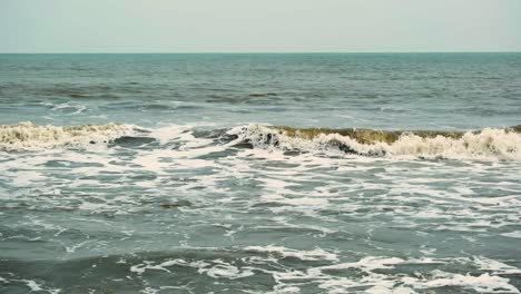 olas de mar sucio contaminado agua del océano indio, bahía de bengal en la temporada de monzones