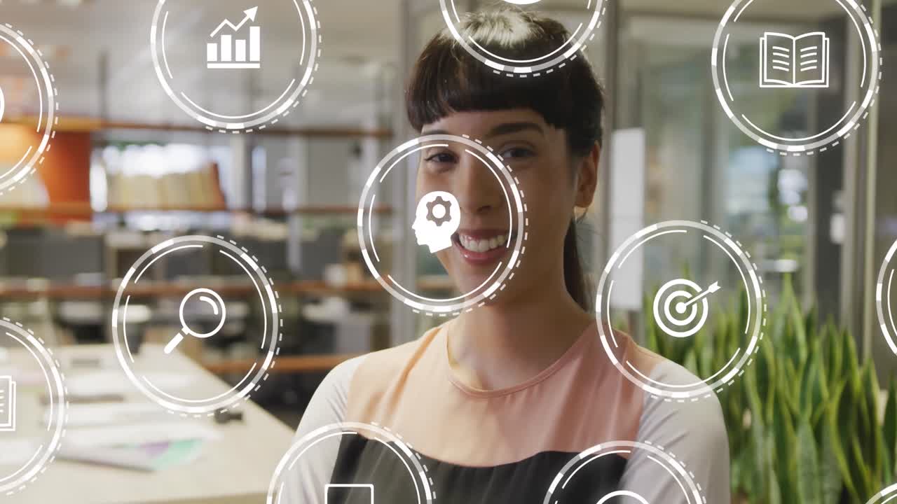 animación de iconos sobre mujer de negocios biracial sonriendo en la oficina.