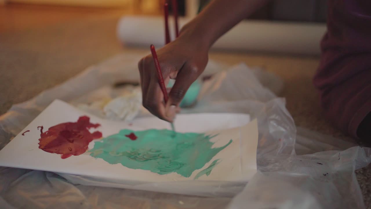 mujer creativa anónima pintando en papel