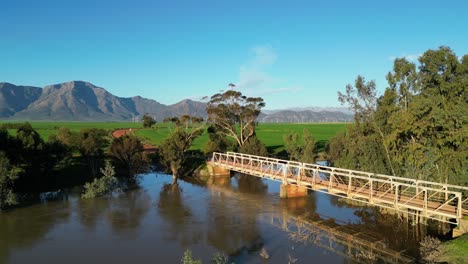 viejo puente de acero sobre el río berg en el valle de riebeek