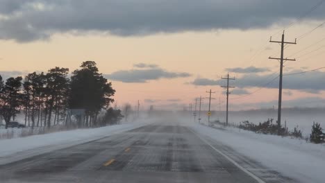 Eine-Wunderschöne-Morgenfahrt-Mit-Schneefall-In-Der-Wintersaison-In-Owen-Sound,-Ontario,-Kanada