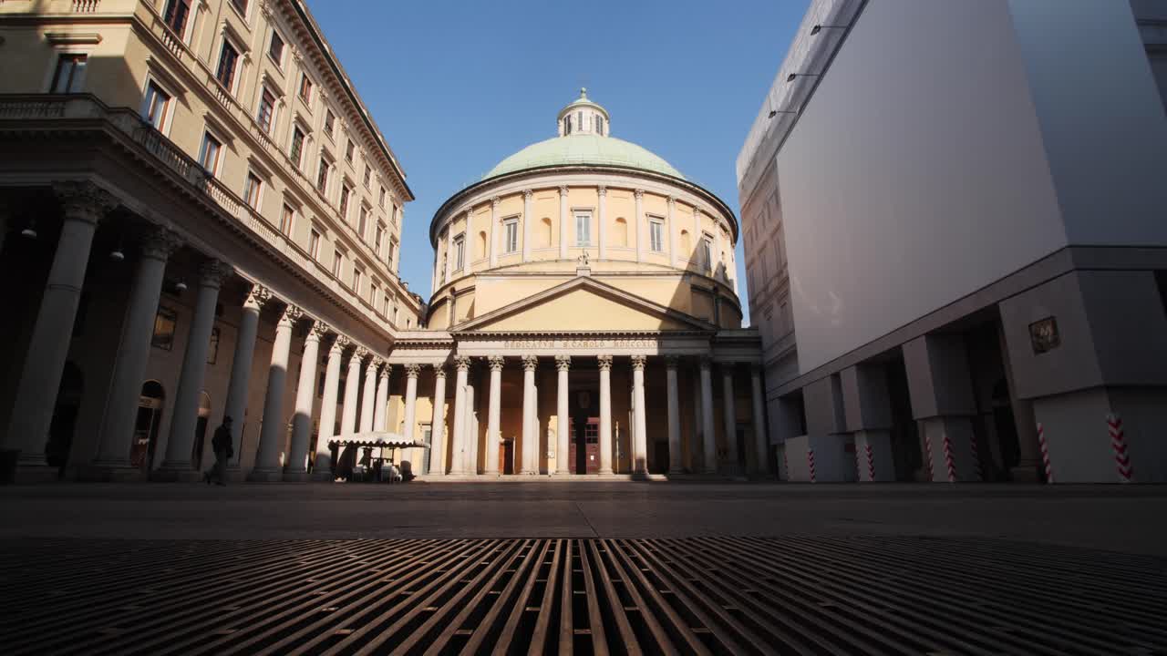 이탈리아 밀라노 산 카를로 광장의 극적인 전경