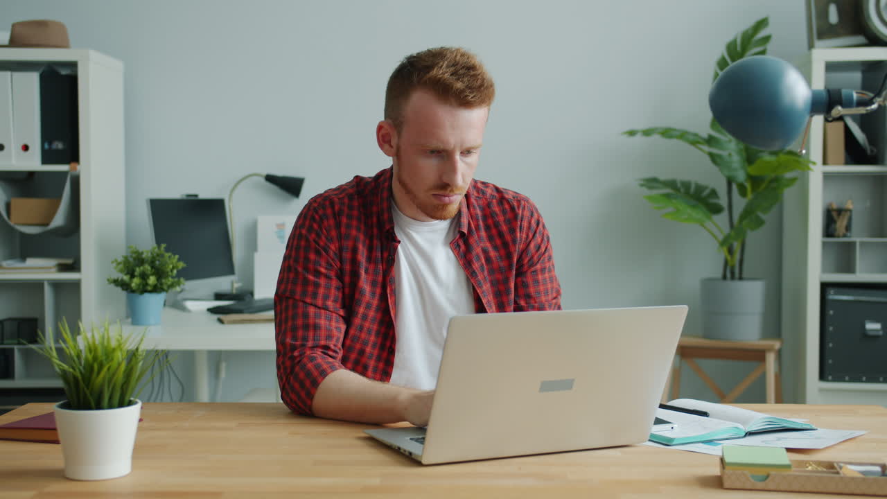 hombre trabajando en una computadora portátil en una oficina