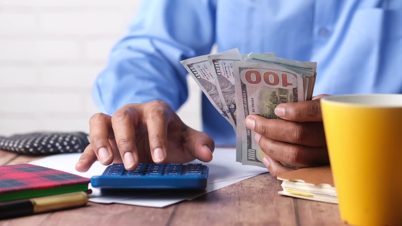 persona que calcula las finanzas