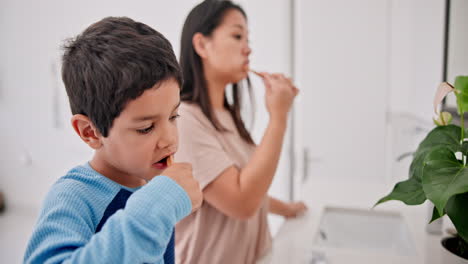 madre e hijo cepillándose los dientes