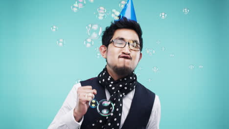hombre soplando burbujas con sombrero de fiesta
