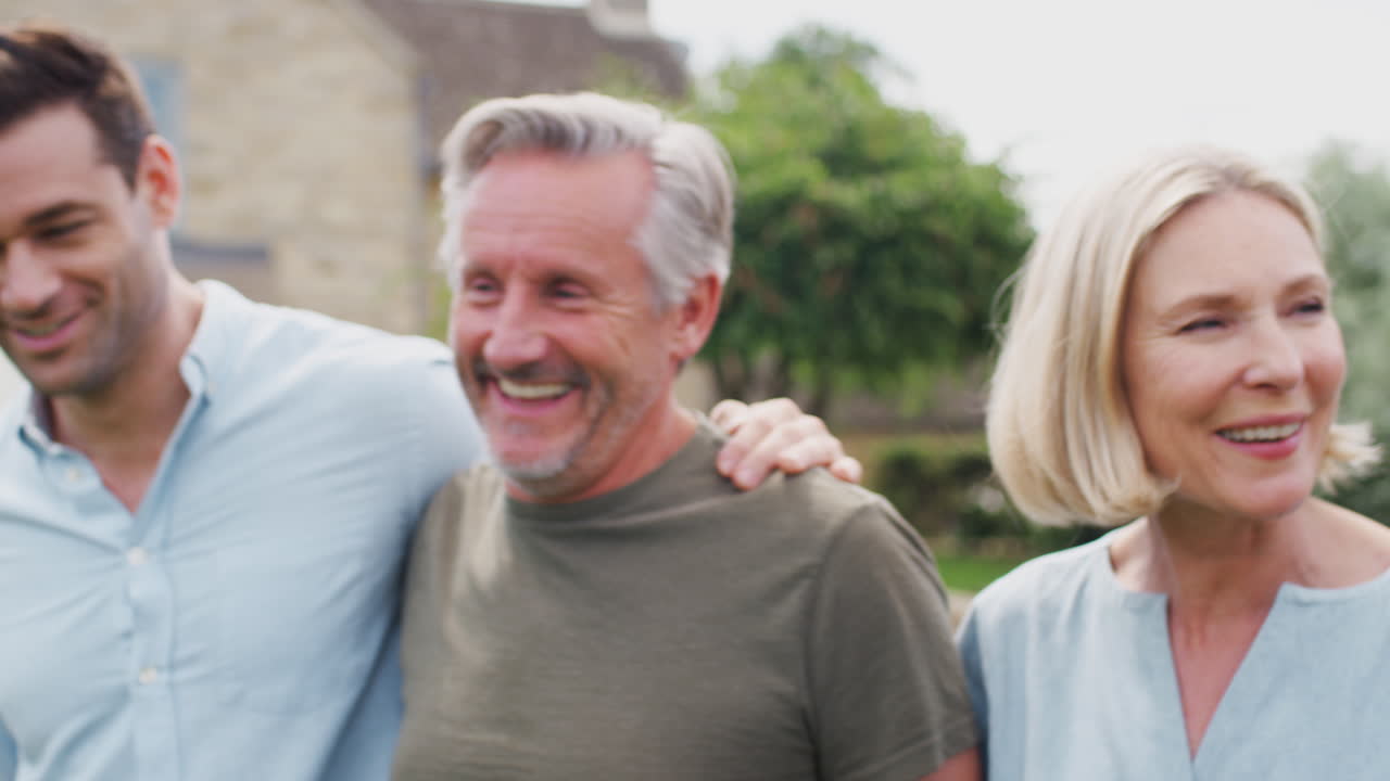 노인 부모와 성인 자손이 함께 정원에서 고 이야기하는 가족