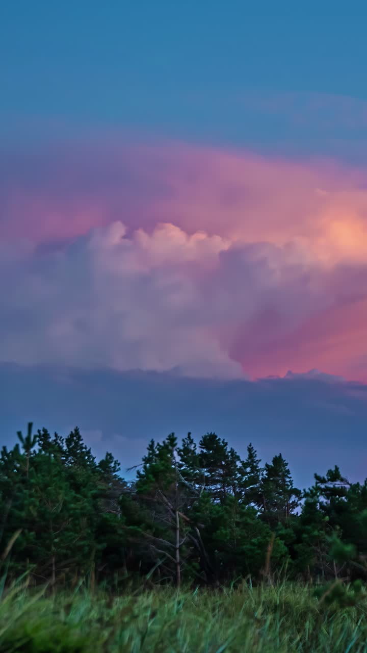 Nuvole in cielo blu e arancione al tramonto - Timelapse, ripresa verticale.
