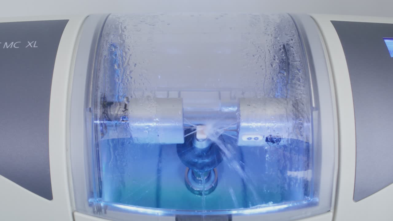 작동 중인 치과 밀링 기계