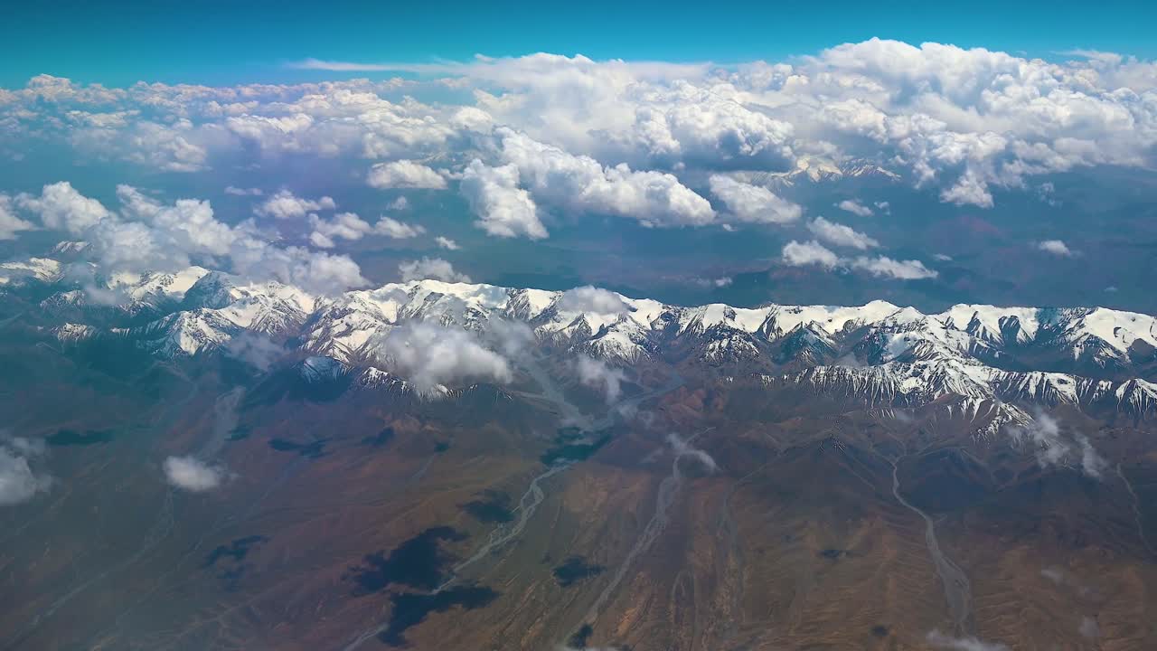 A bird's-eye view of the white clouds and snow mountains from a high altitude，Natural Scenery of China，Overlooking the endless mountains and rivers from a high altitude