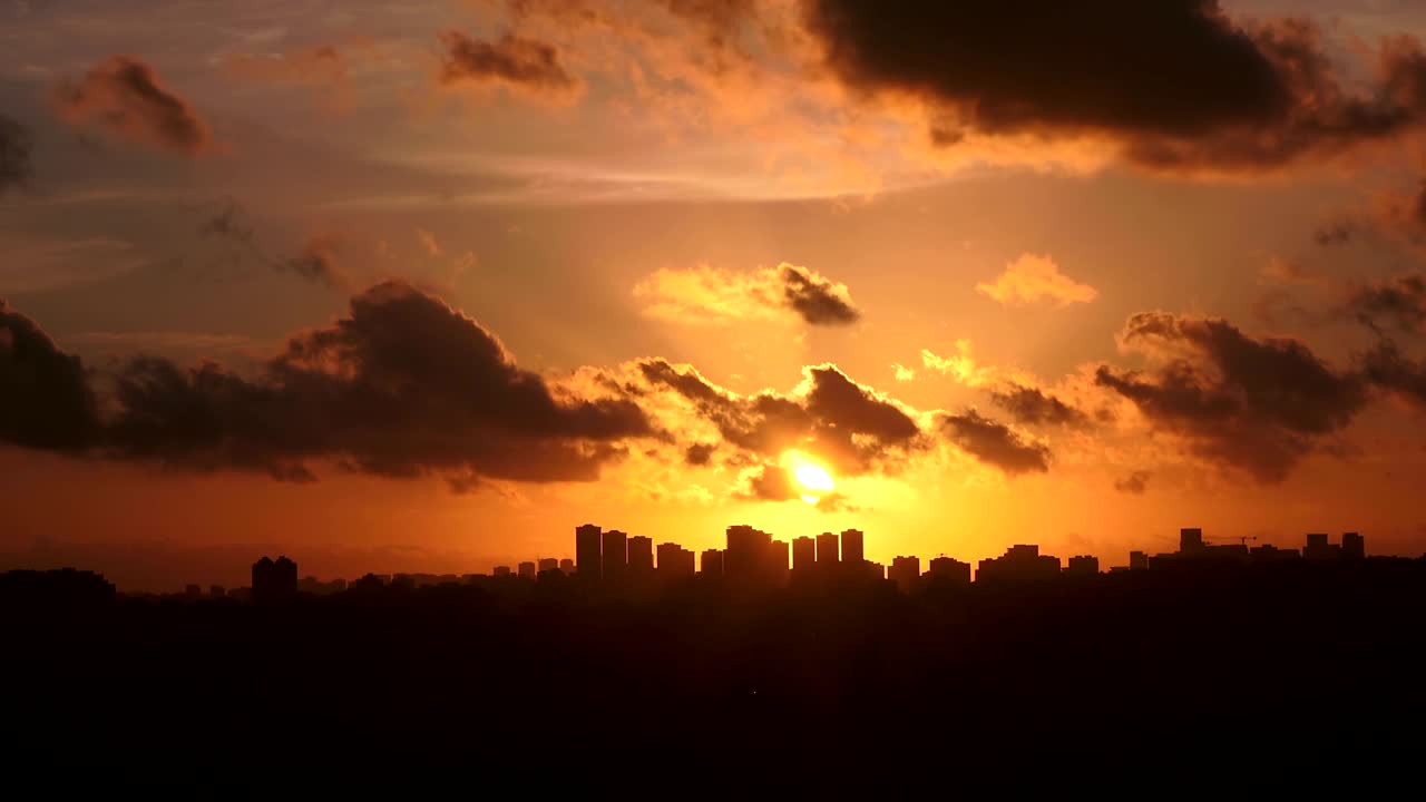 Pôr do sol em time-lapse no céu nublado sobre a cidade, Turquia