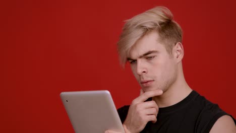 joven mirando la tableta