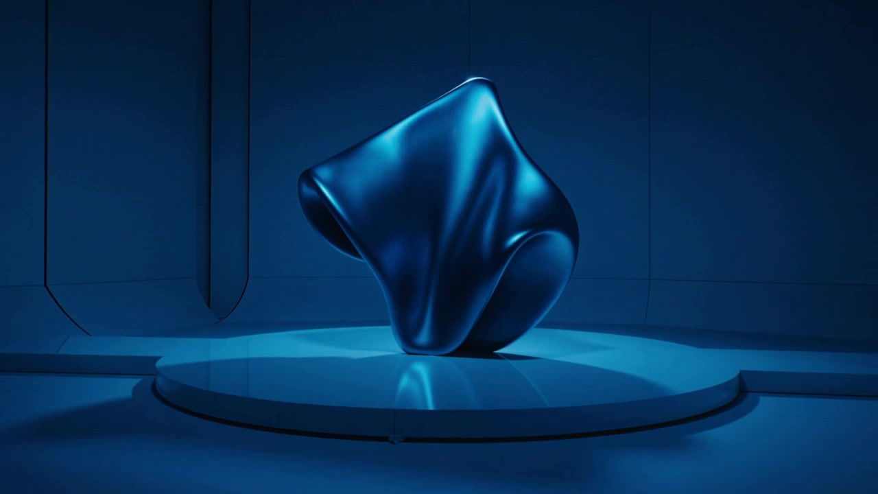 Motore che si avvia, facendo ruotare una scultura blu amorfa su un piedistallo sotto i riflettori per rivelare una cavità.