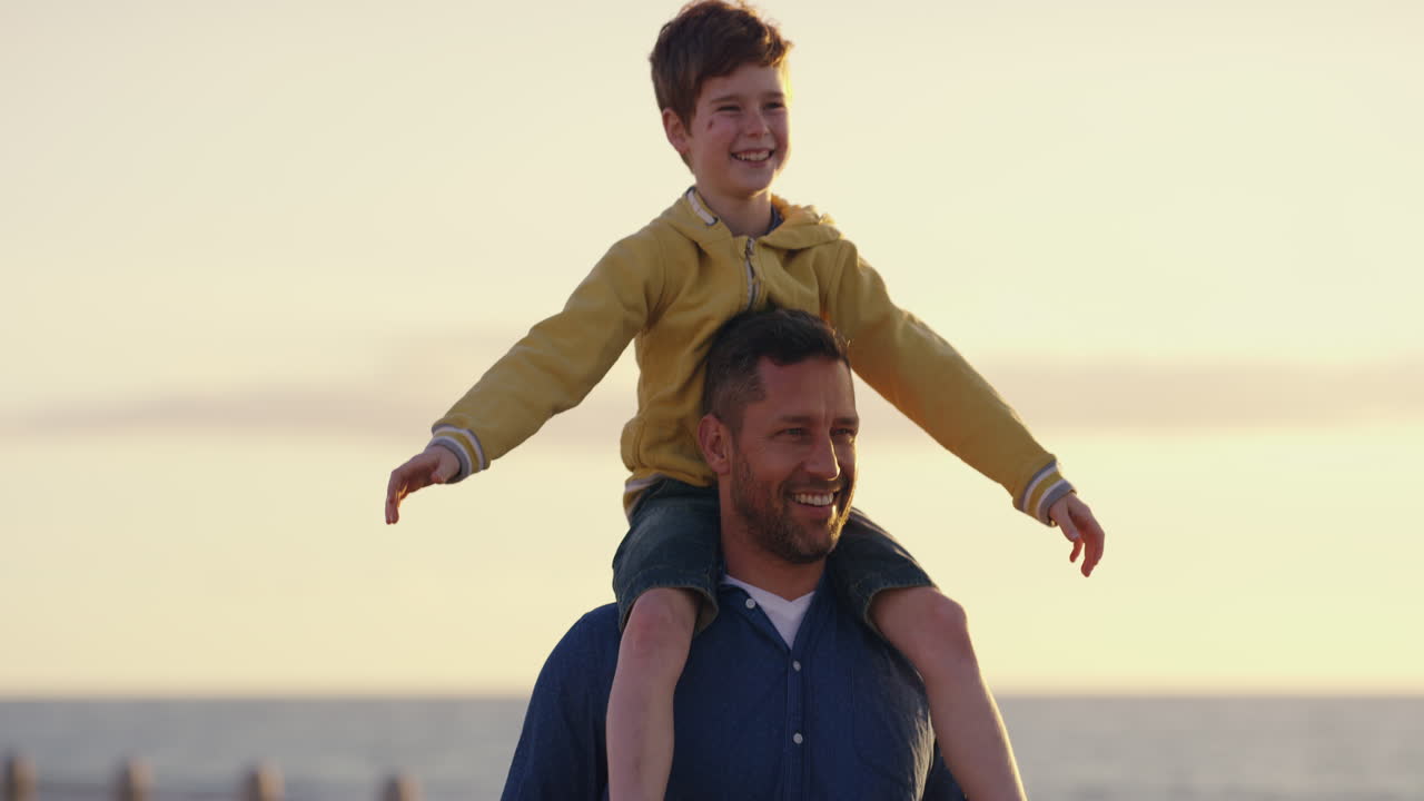 le encantan los largos paseos por la playa.