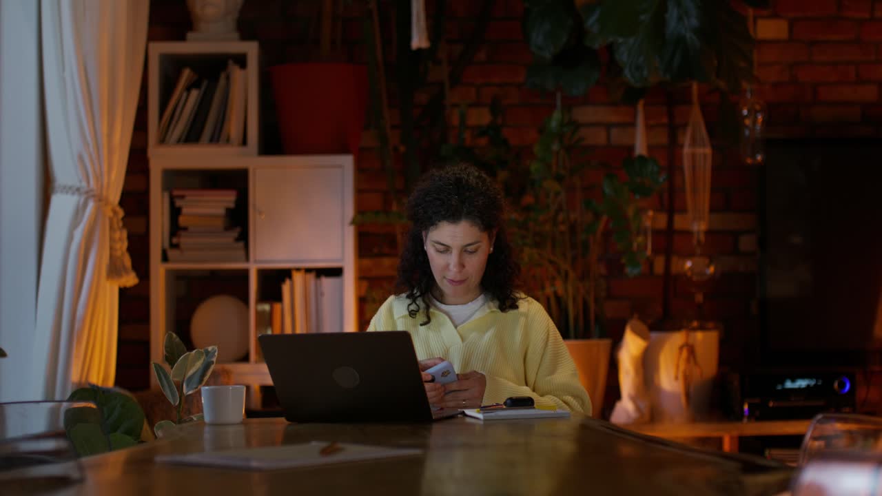 mujer que trabaja desde casa por la noche