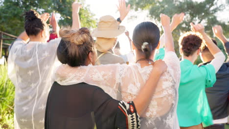 Audiencia,-Gente-Bailando-En-El-Festival-De-Música