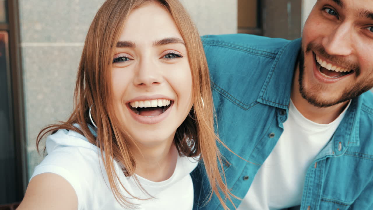 pareja feliz tomando selfie