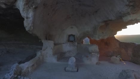 interior de la iglesia de la cueva excavada en la roca