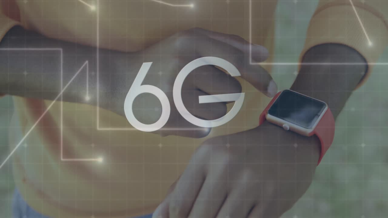 Animazione di 6G e luci su mani di donna birazziale che usa uno smartwatch.