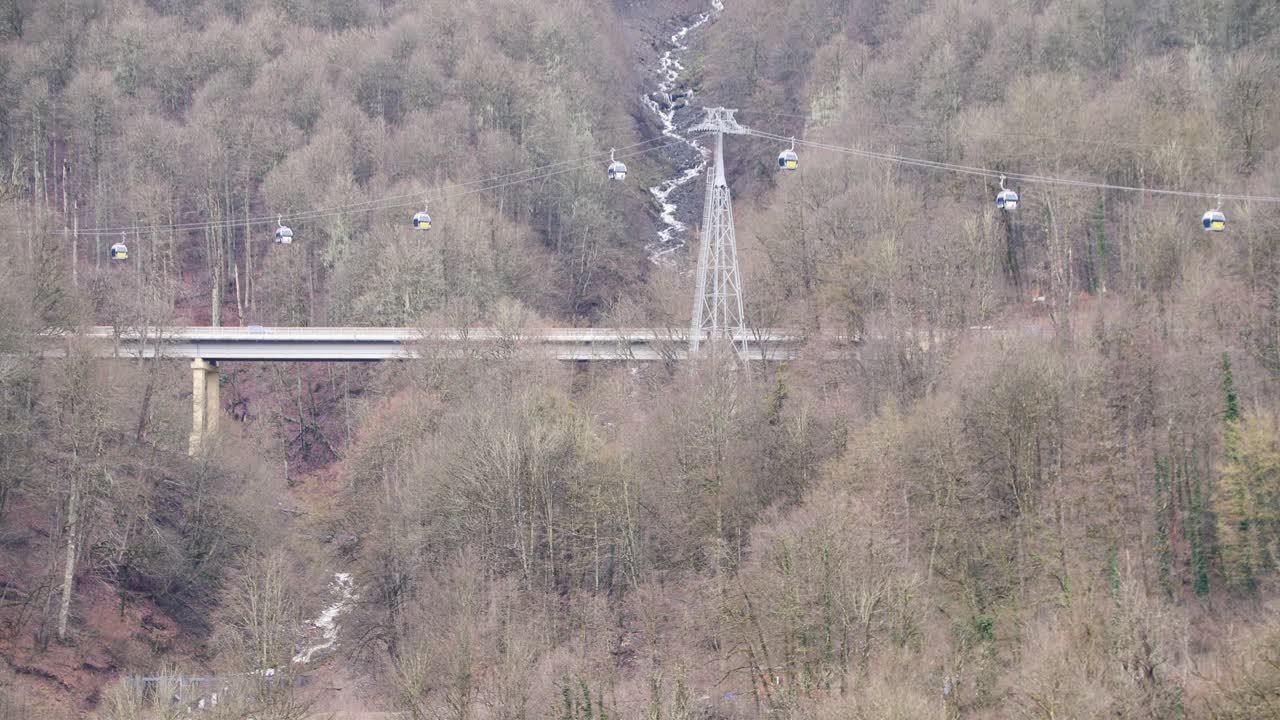 다리와 케이블카가 있는 산 전망